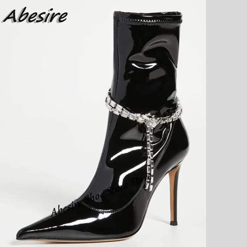 Kratke čizme Abesire Crne lakirane kožne cipele sa lancem, ukrašen strani munje, čizme na tankim visokim potpeticama, čvrste ženske čizme, Nova jesensko-zimska obuća