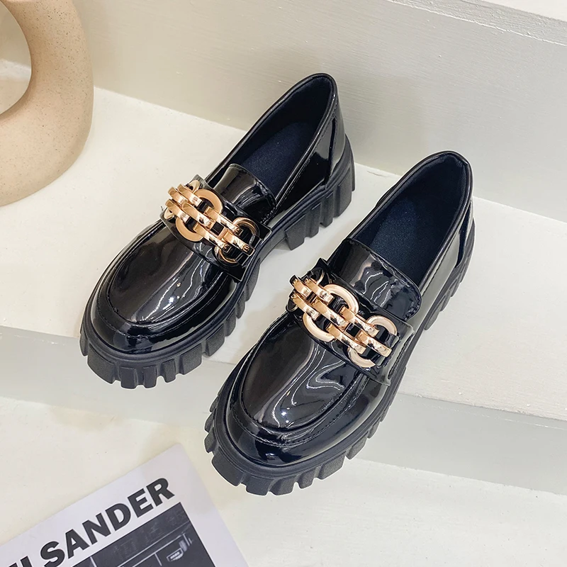 Metalni lanac Design mondeno cipele na platformu Oxfords Ženske cipele 2021 Proljeće ljeto Crne cipele od umjetne kože na ravnim potplatima Casual cipele za brodove Mokasinke
